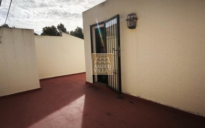 Просторный бунгало с общим бассейном и теннисным кортом, расположенный рядом с гольф-клубом.